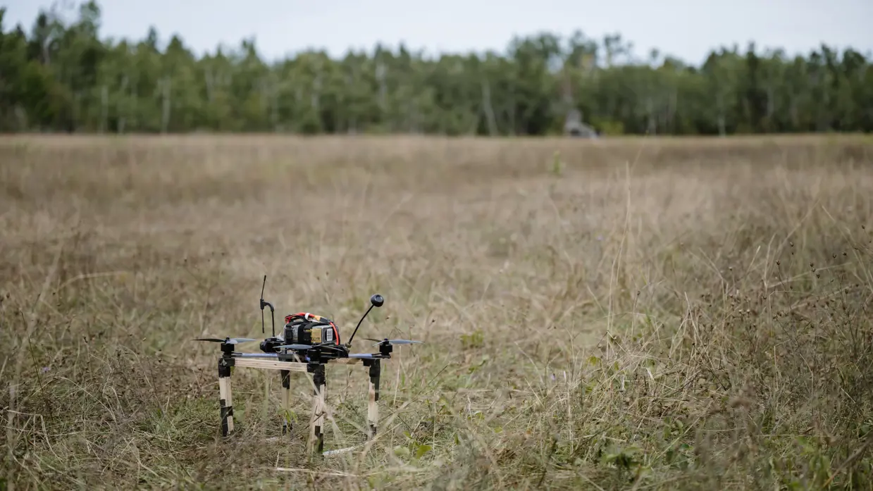 Een drone staat op een grasveld.