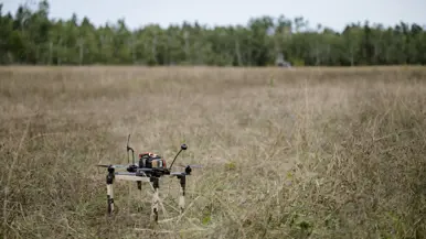 Een drone staat op een grasveld.
