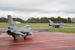 2 F-16's taxiën over landingsbaan.