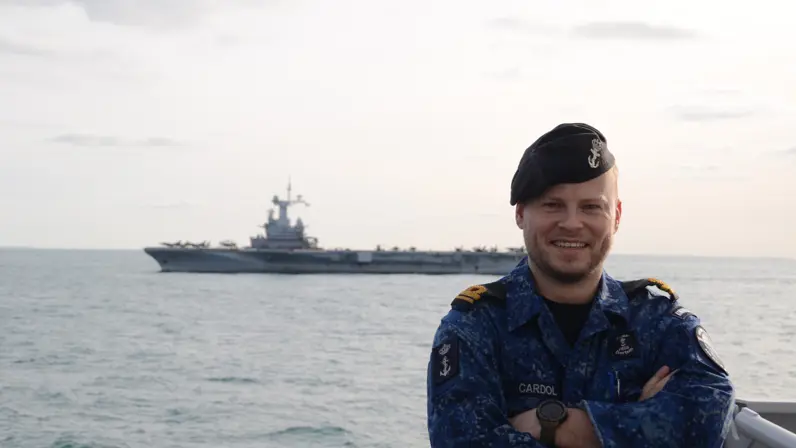 Op de voorgrond LTZ 2 (LD) Thom Cardol, OGHLD van Zr.Ms. Evertsen. Op de achtergrond de carrier FS Charles de Gaulle.