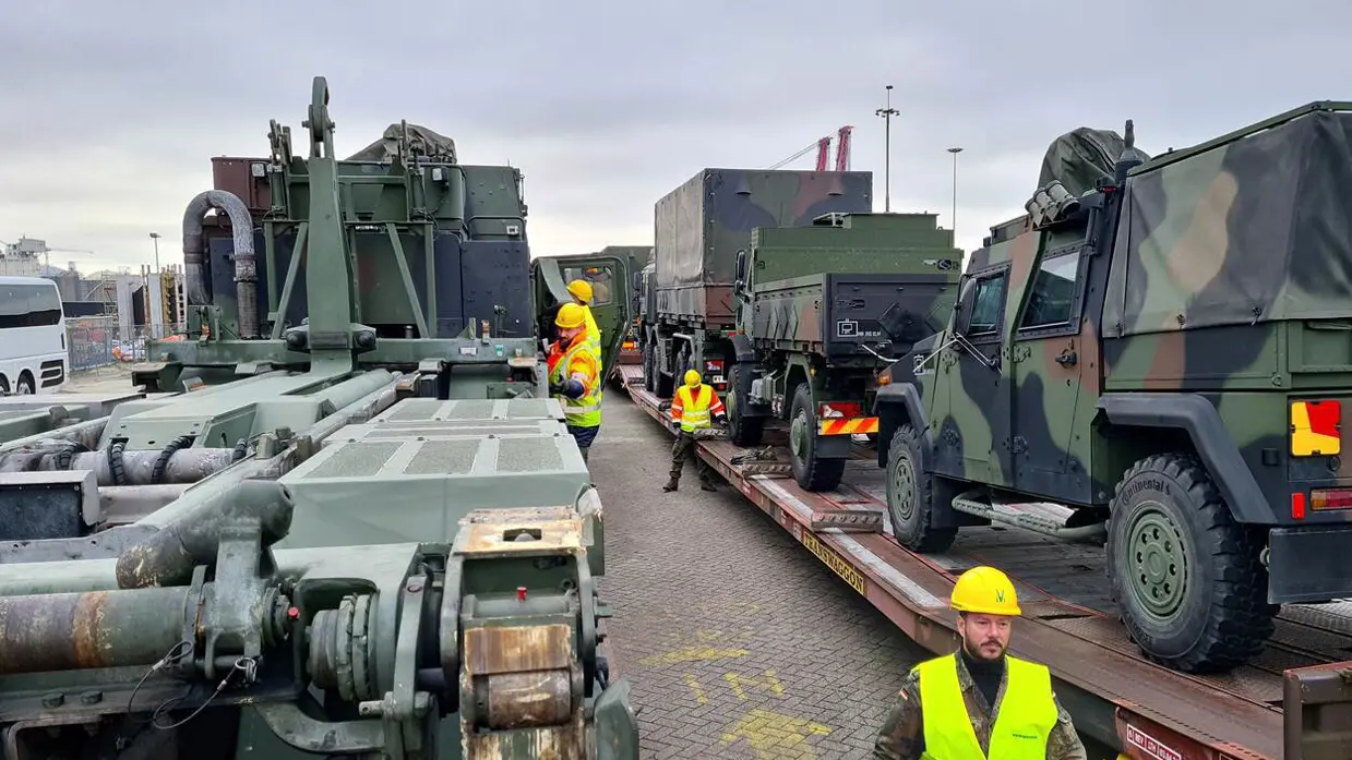 Duits materieel op transport door Nederland.