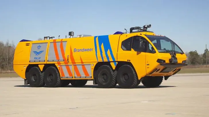 Zijaanzicht van een gele E-One Titan crashtender.