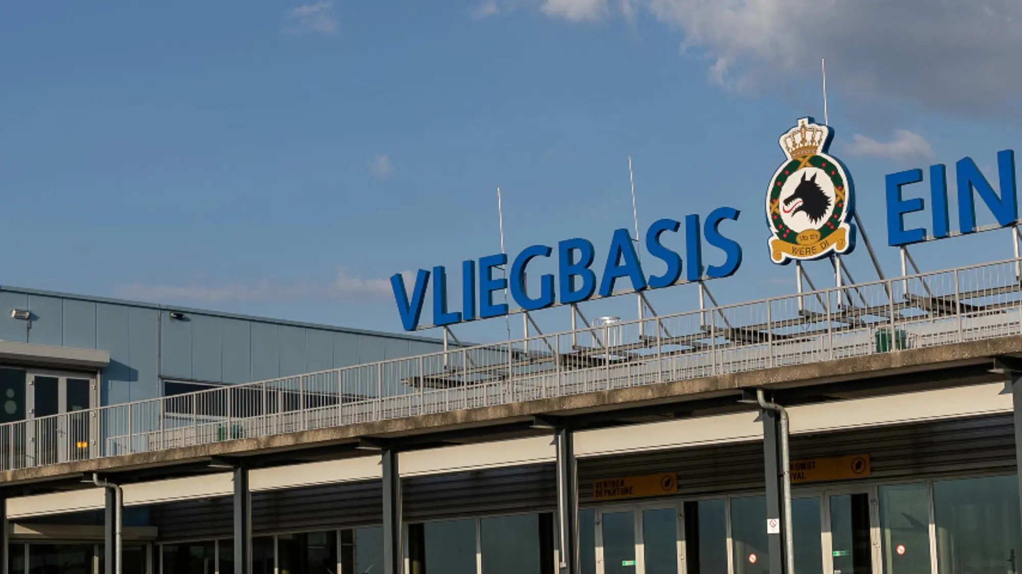 Gebouw van vliegbasis Eindhoven met bovenop de woorden 'Vliegbasis Eindhoven'.