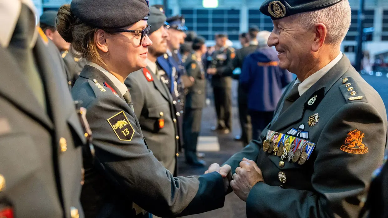 Militairen schudden elkaar de hand.