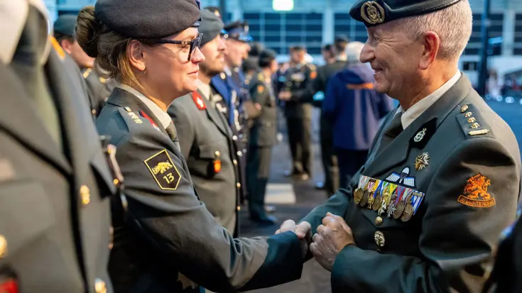 Militairen schudden elkaar de hand.