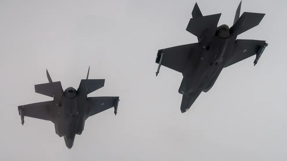 2 F-35's in de lucht.