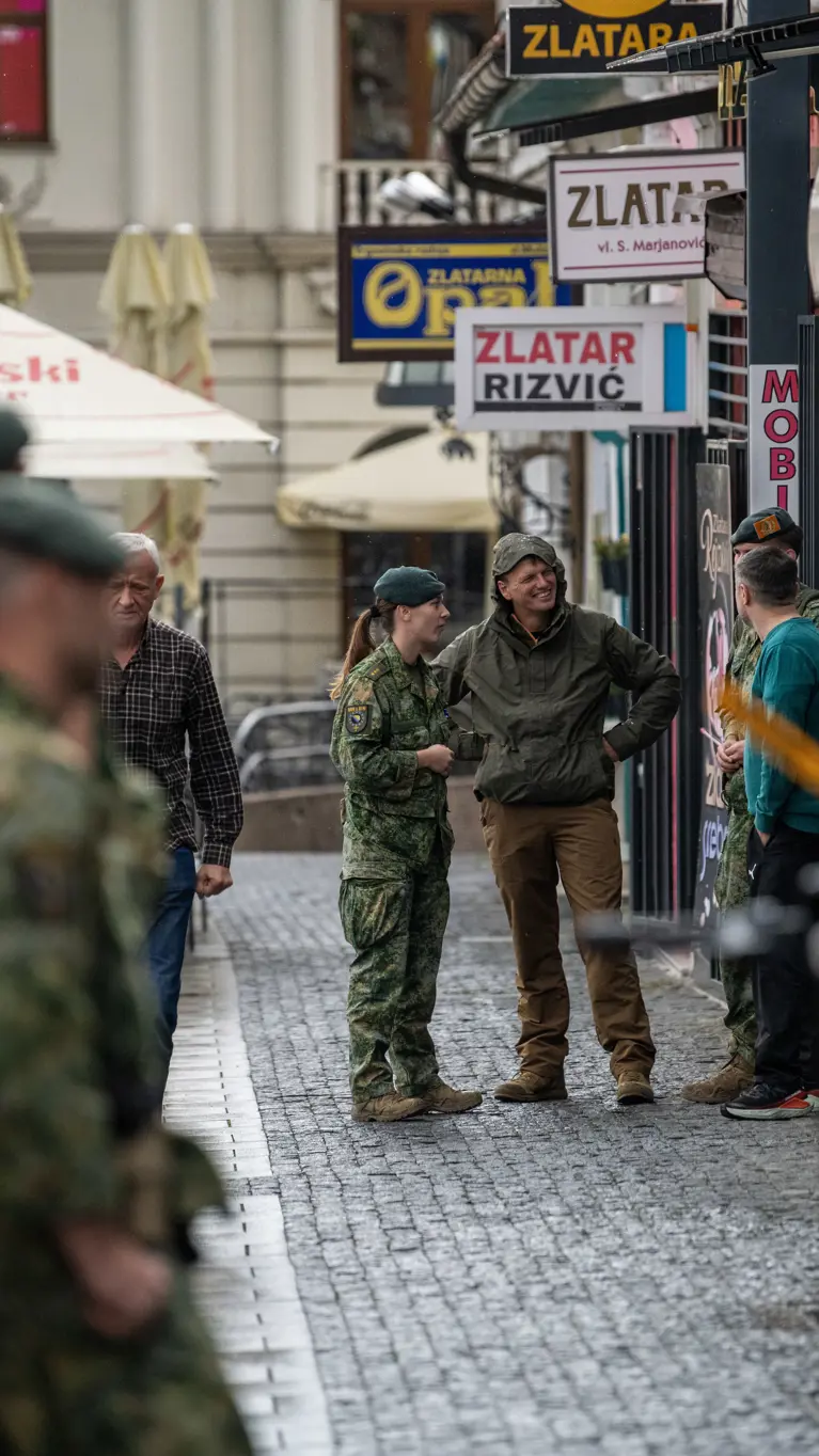 Militairen op straat in gesprek met lokale bevolking.
