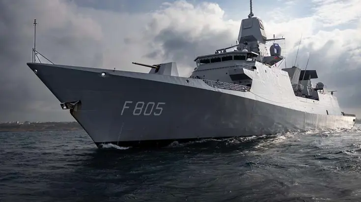 Zr. Ms. Evertsen op zee tegen achtergrond van witte wolken.