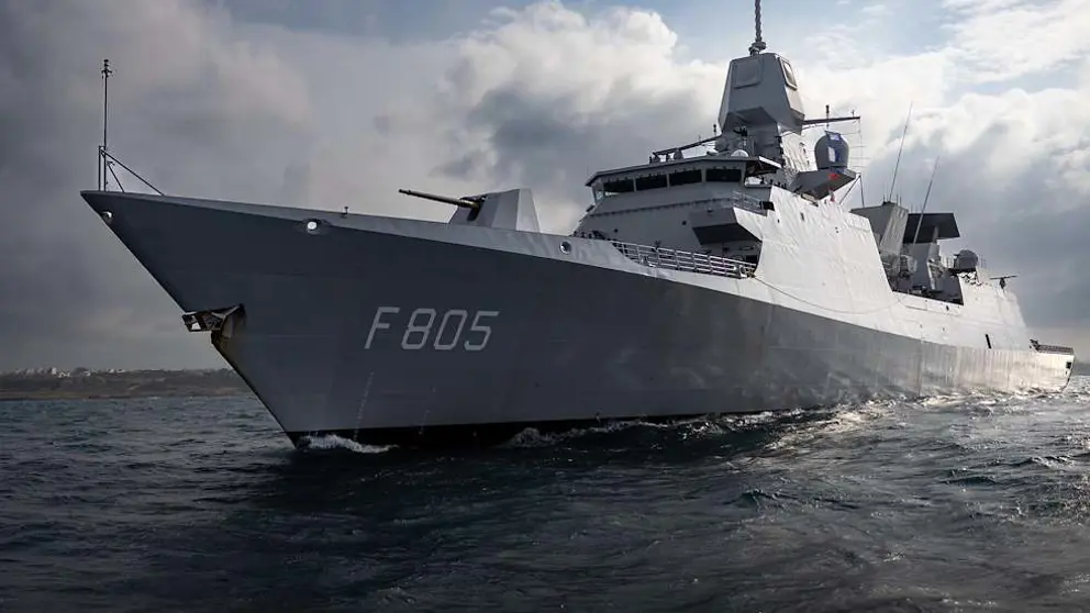 Zr. Ms. Evertsen op zee tegen achtergrond van witte wolken.