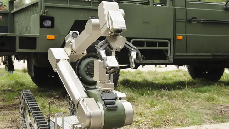 Explosievenrobot Telemax. 3 van de 4 rupsbanden zijn zichtbaar.