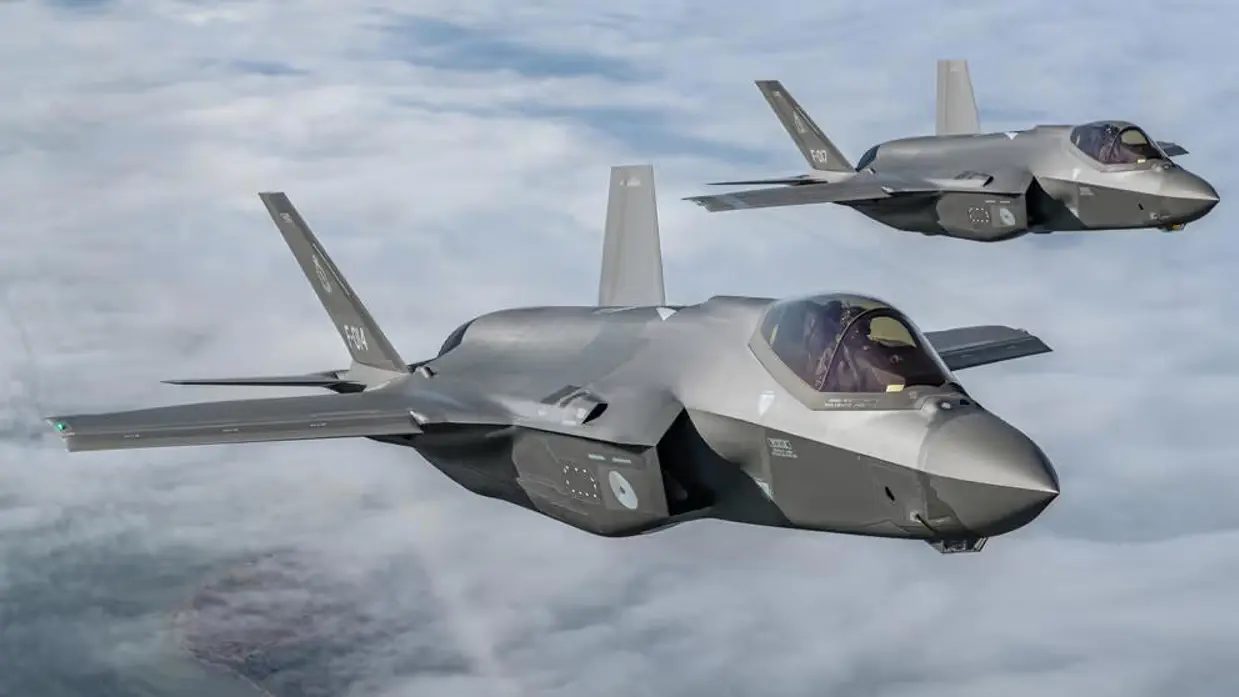 Twee f-35-gevechtsvliegtuigen vliegen boven de wolken. 