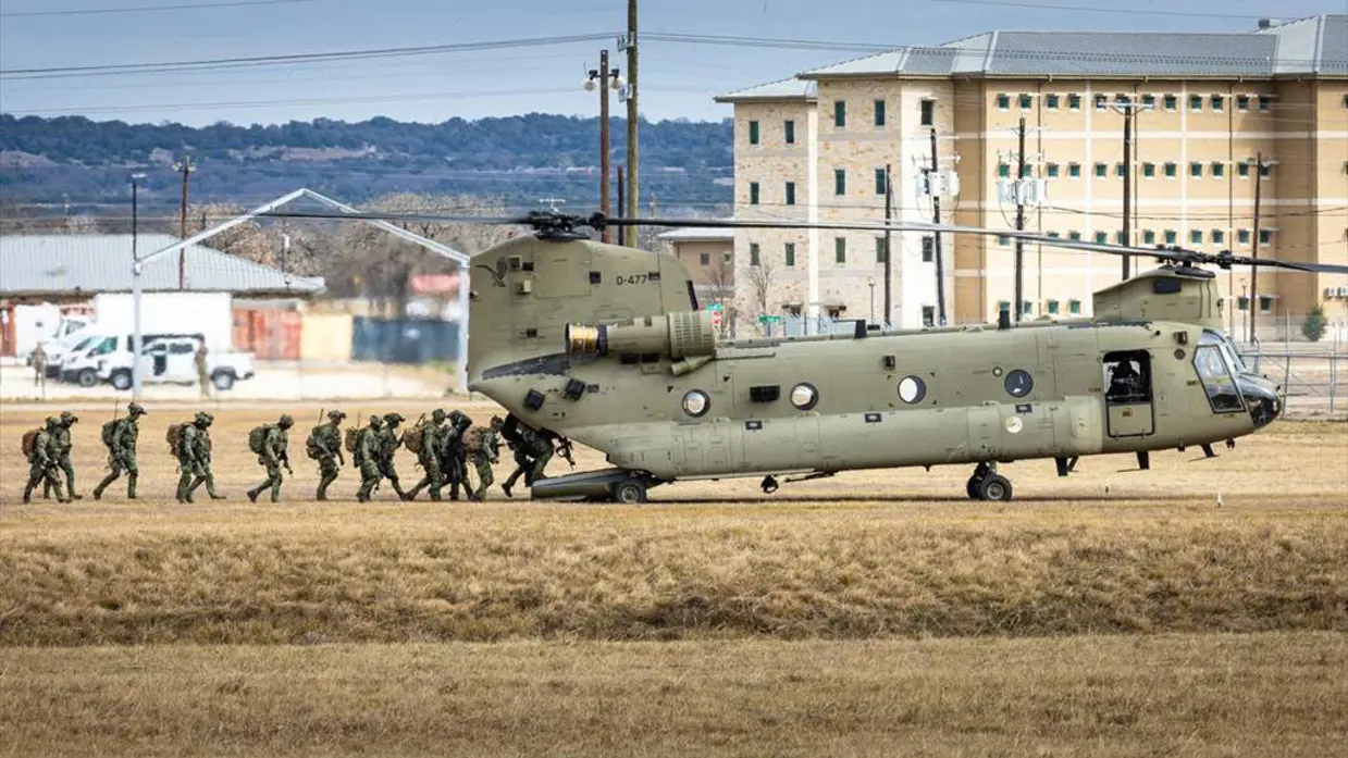 Infanteristen stijgen in een Chinook transporthelikopter.