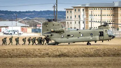 Infanteristen stijgen in een Chinook transporthelikopter.