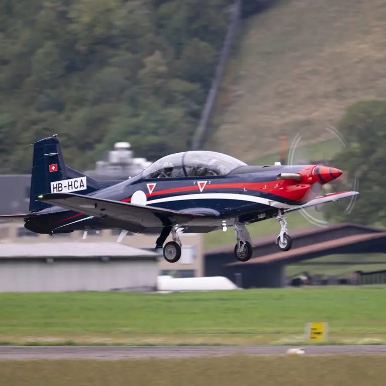 Een PC-7 MKX tijdens het opstijgen.
