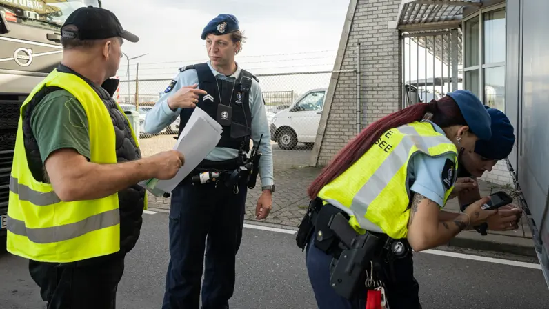Marechaussees bezig met de controle van de verzegeling van de lading.