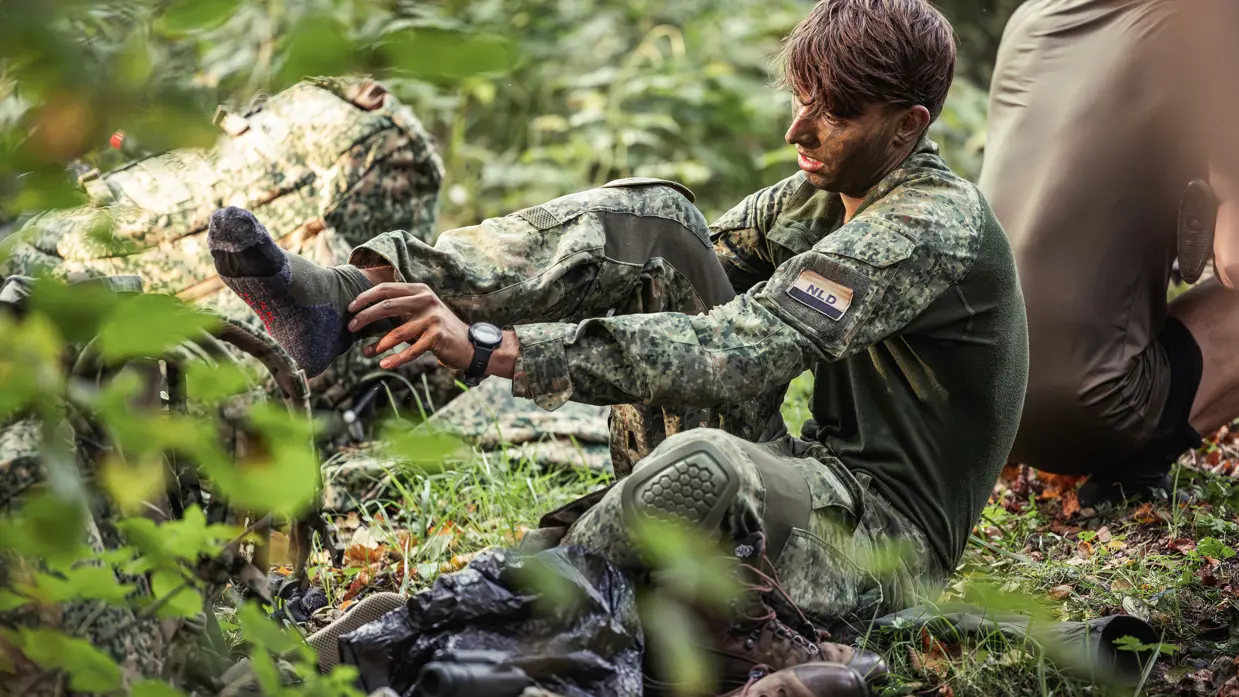 een reservist die sokken aantrekt.
