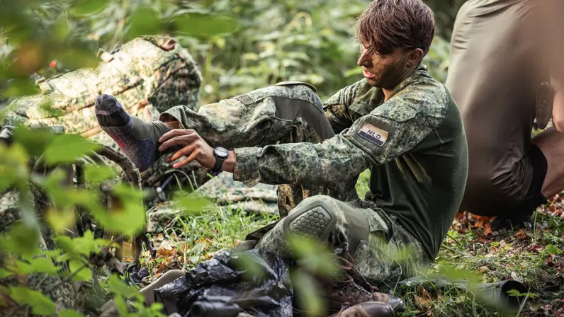 een reservist die sokken aantrekt.
