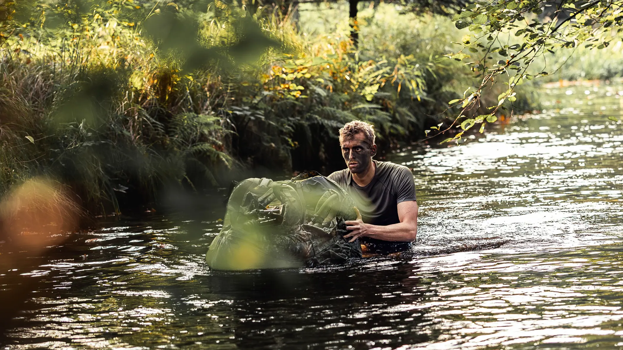 een reservist in het water met een drijfpakket.