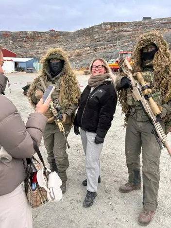 Een Groenlandse poserend met 2 snipers. 