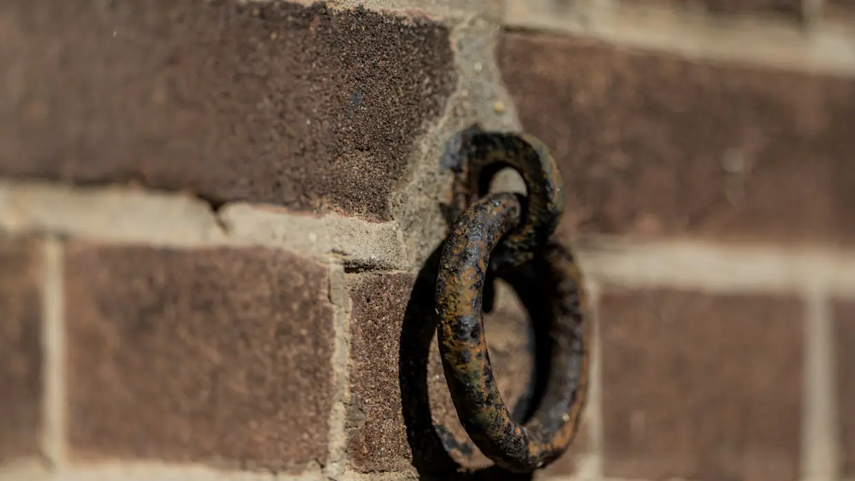 Een ronde ring bevestigd aan een buitenmuur. 