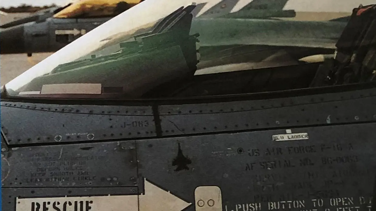 de canopy met daaronder de killmark van een MiG-29.