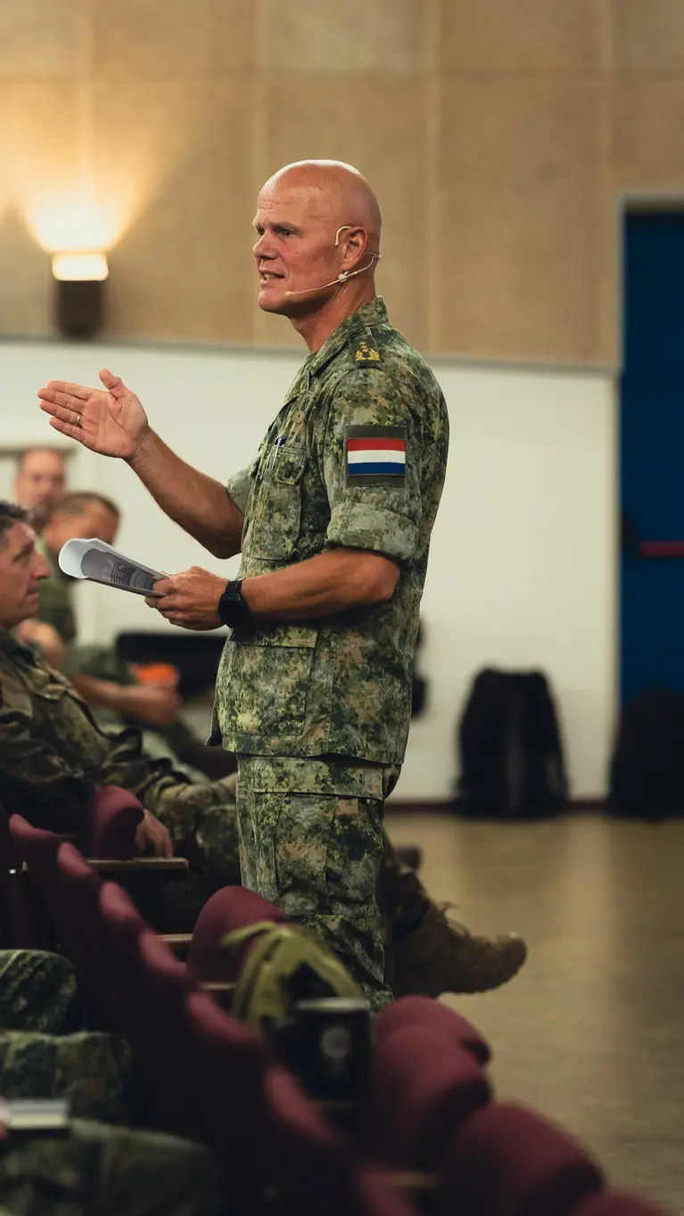 Generaal Swillens spreekt volle zaal met militairen toe.