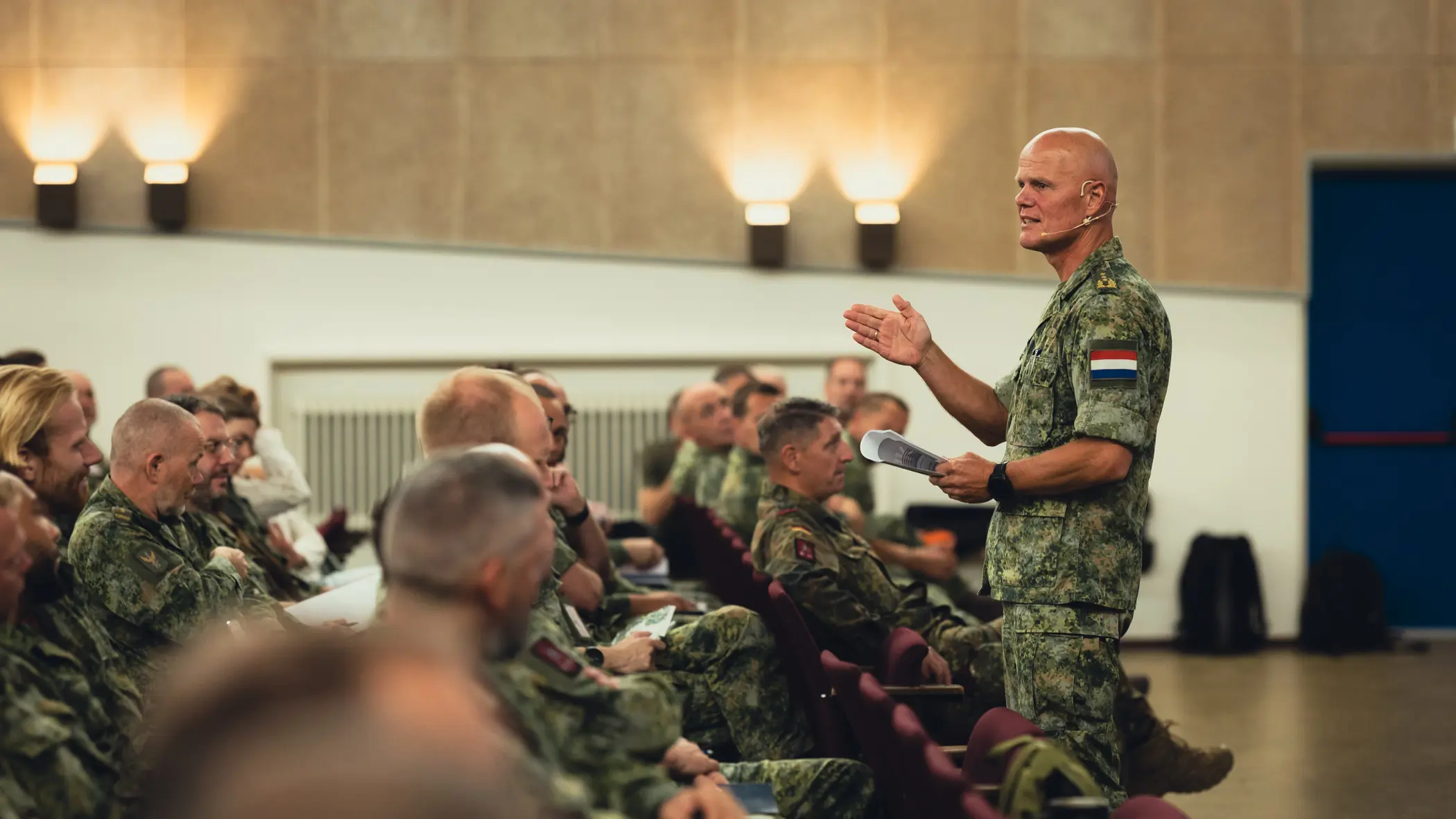 Generaal Swillens spreekt volle zaal met militairen toe.