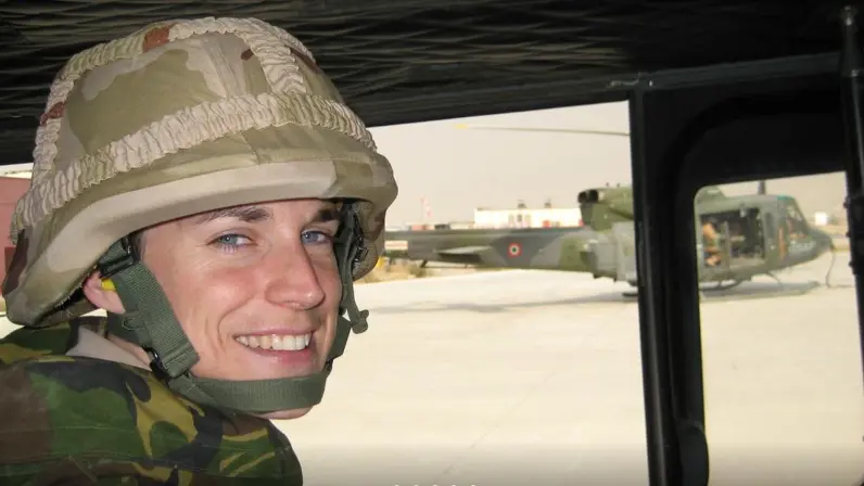 Close-up van Boekholt-O’Sullivan met een militaire helm op.  