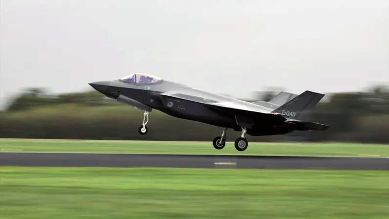 een F-35 in take-off.