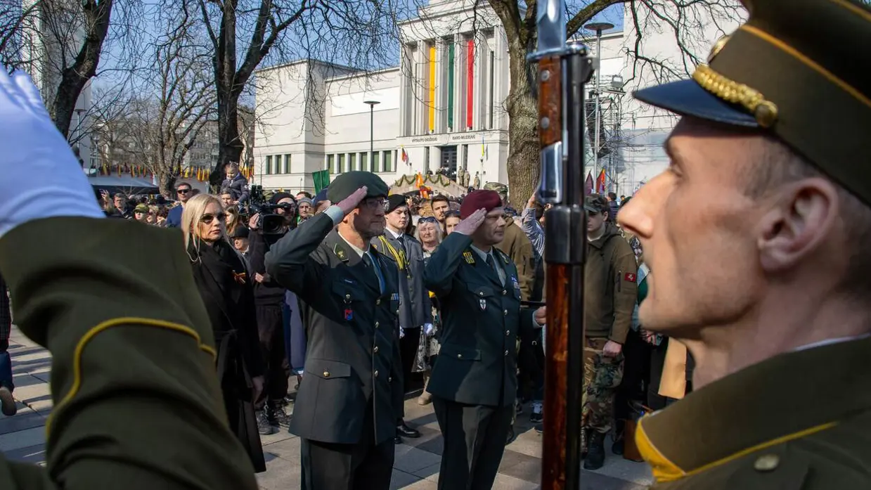 Saluerende soldaten op een plein.