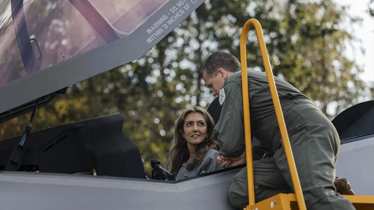 Minister in gesprek met militair.