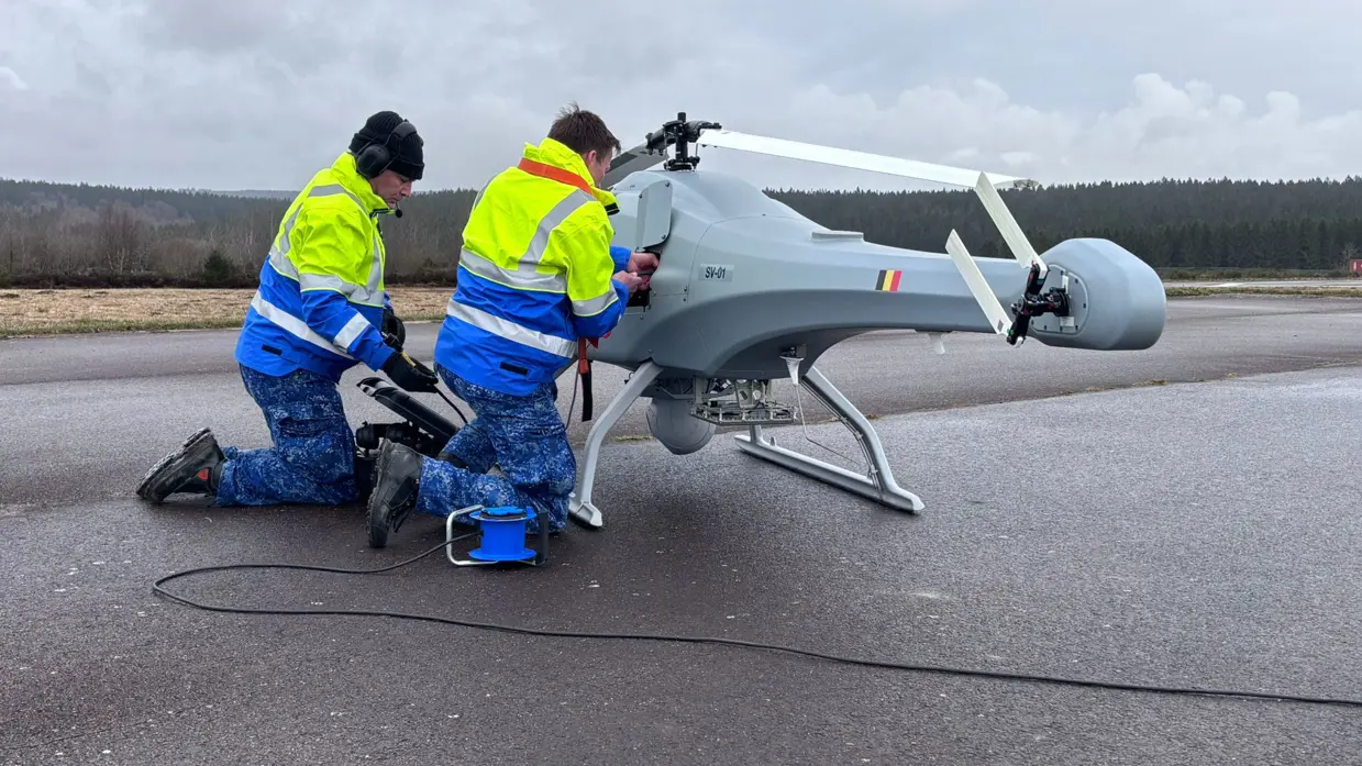 Twee monteurs sleutelen aan de Skeldar 