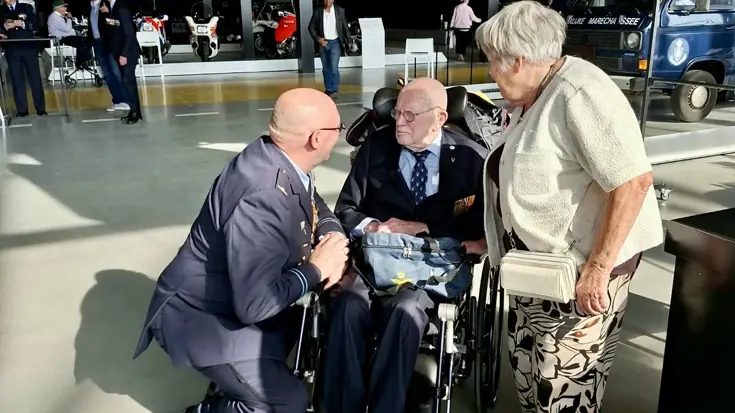 Peter Massop praat met Frans de Wilde die in een rolstoel zit