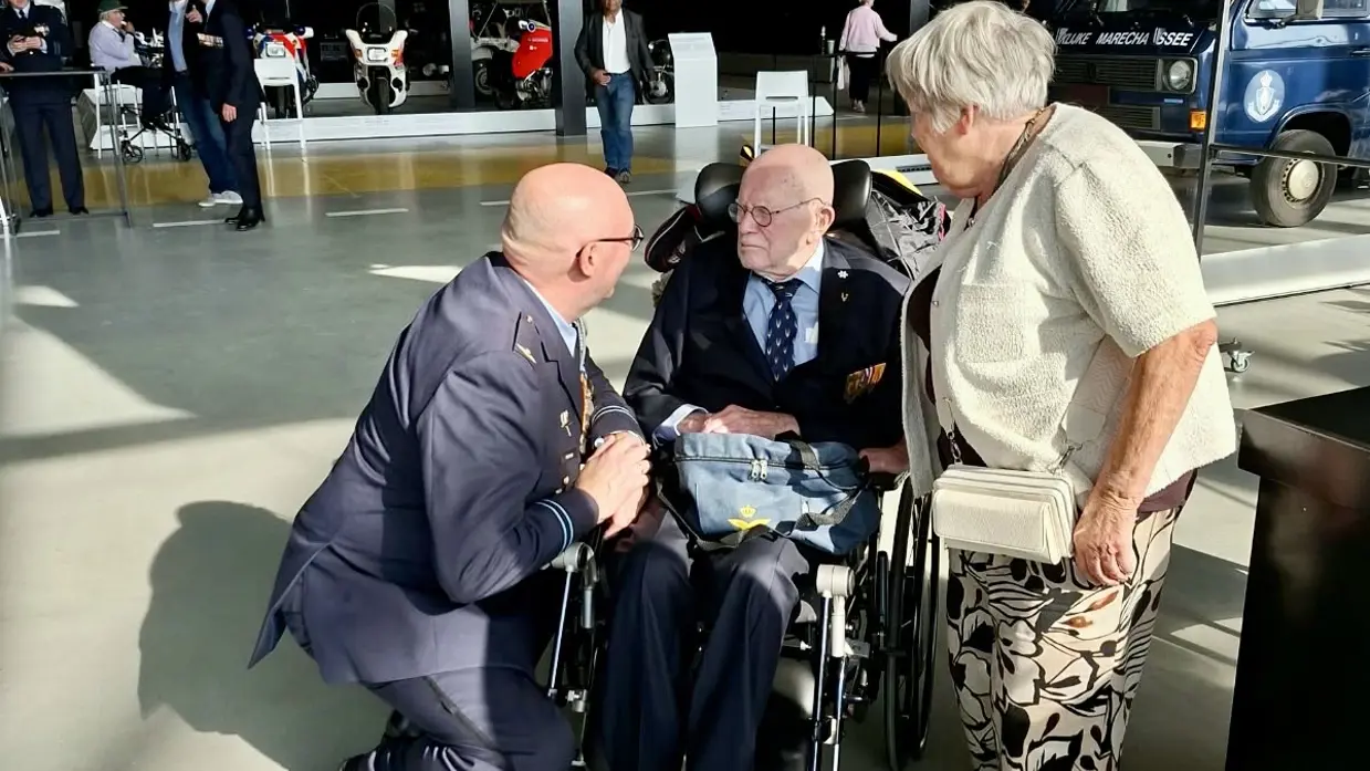 Peter Massop praat met Frans de Wilde die in een rolstoel zit