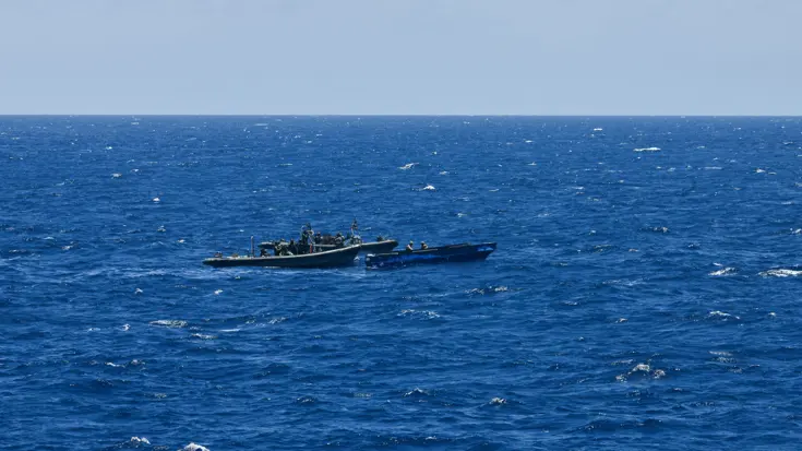 Militairen op het water in actie tijdens een antidrugsoperatie.