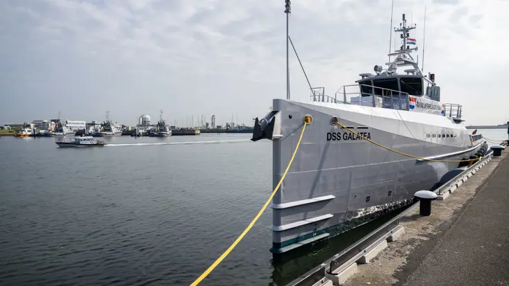 Een schip aan de kade.