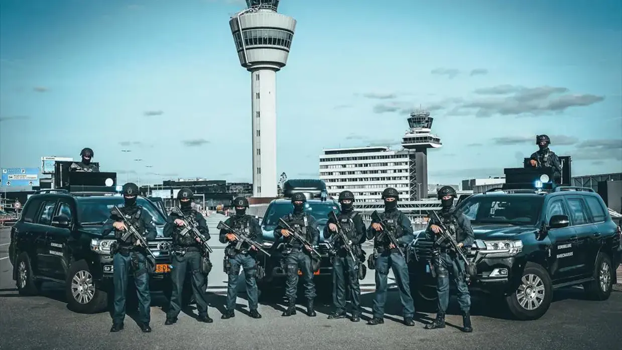 GBB-team poseert op Schiphol