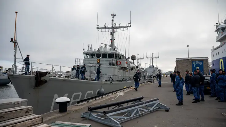 Mijnenjager M860 ligt aan de kade.