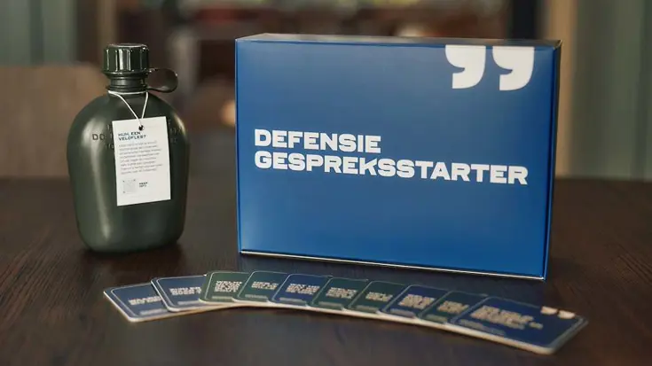 Veldfles en pc-scherm waarop de tekst: Defensie Gespreksstarter