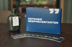 Veldfles en pc-scherm waarop de tekst: Defensie Gespreksstarter