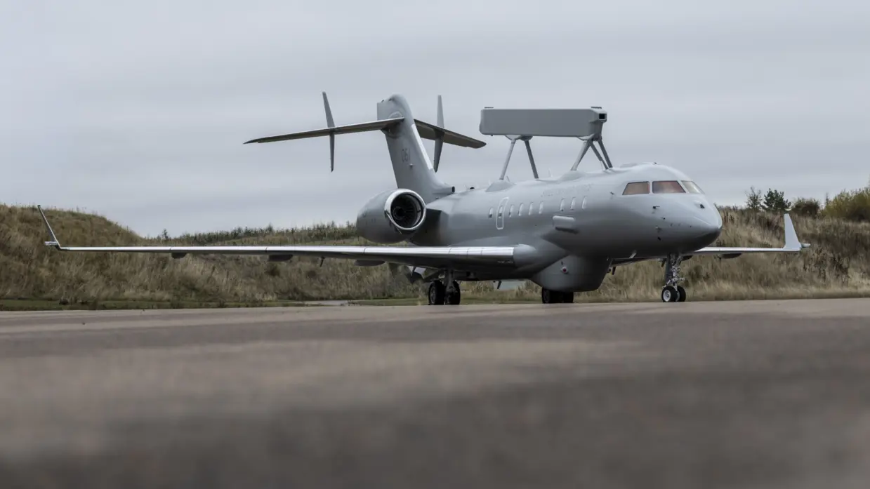  Foto de Saab GlobalEye, schuin van voren op grond 