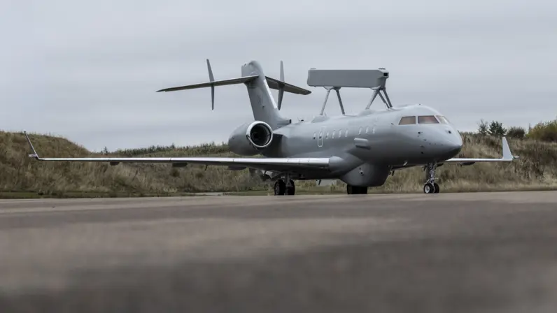  Foto de Saab GlobalEye, schuin van voren op grond 