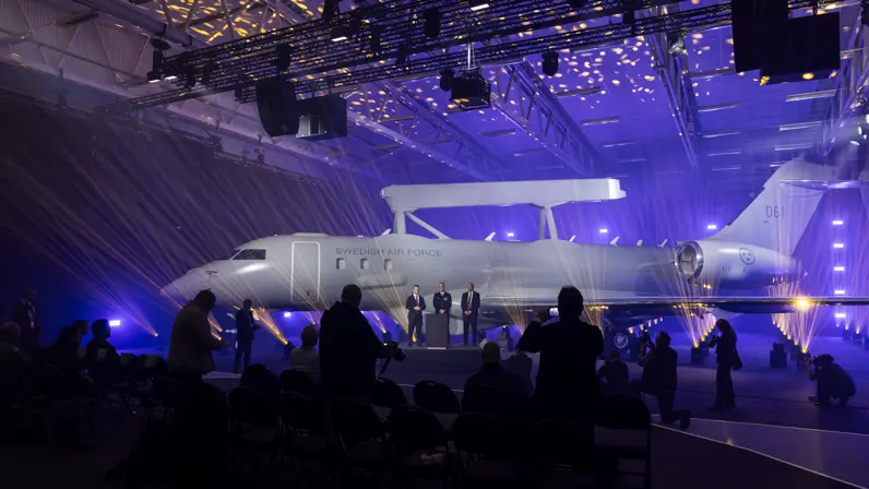 De Saab GlobalEye gepresenteerd binnen in een hangar met luxueuze verlichting 