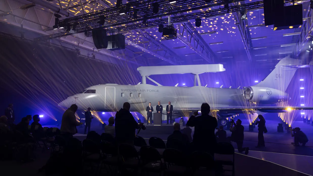 De Saab GlobalEye gepresenteerd binnen in een hangar met luxueuze verlichting 