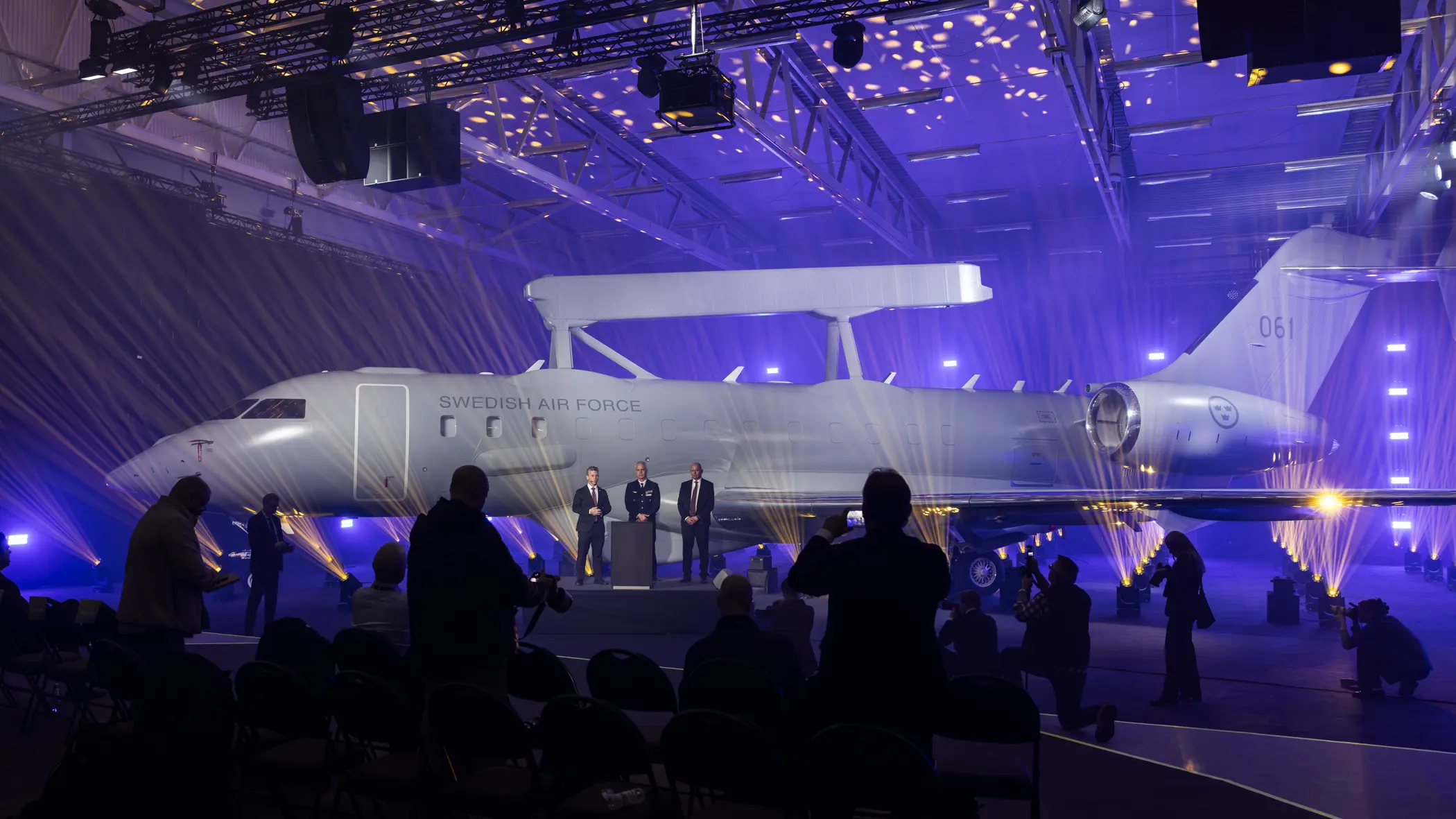 Onthulling van de eerste Zweedse Saab GlobalEye in een hangar met paars gekleurde lampen.