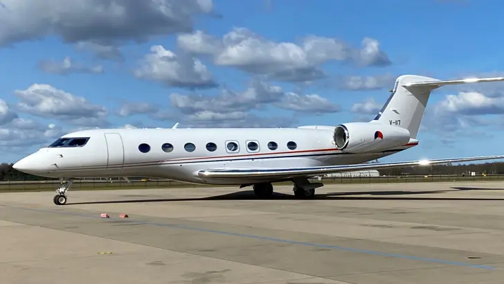 Zijaanzicht van de Gulfstream G650ER op een landingsbaan.
