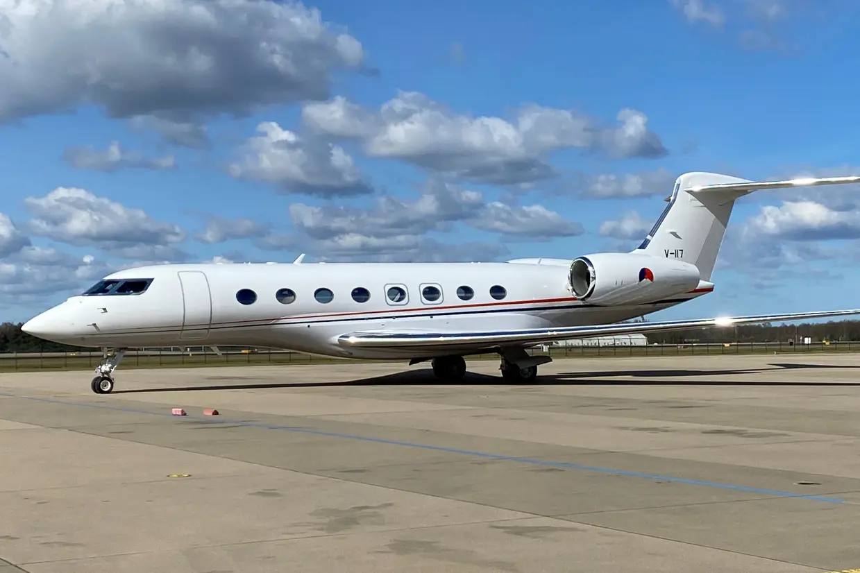 Zijaanzicht van de Gulfstream G650ER op een landingsbaan.