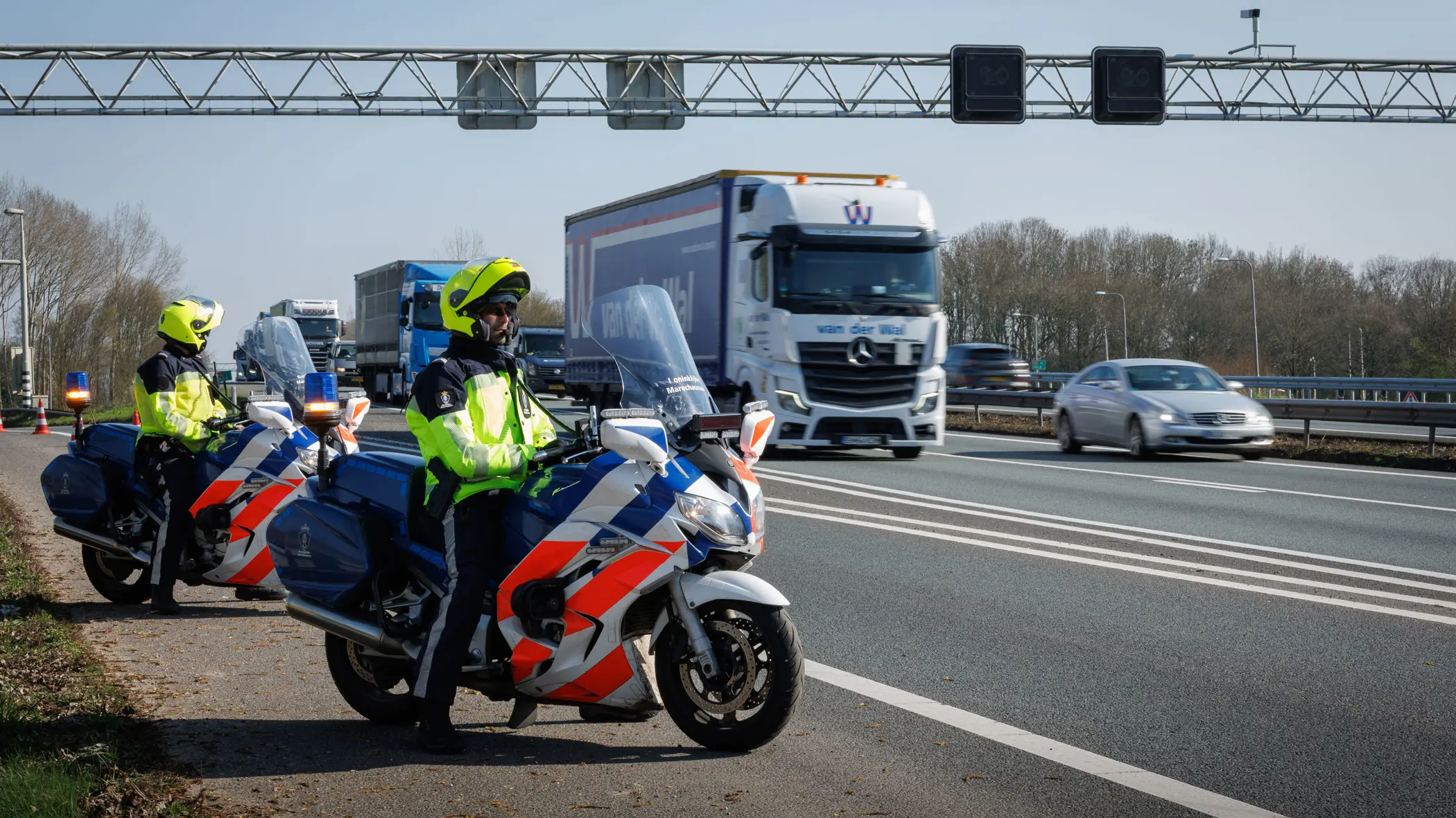 Twee motoren van de marechaussee op de vluchtstrook tijdens een controle langs de Duits-Nederlandse grens.