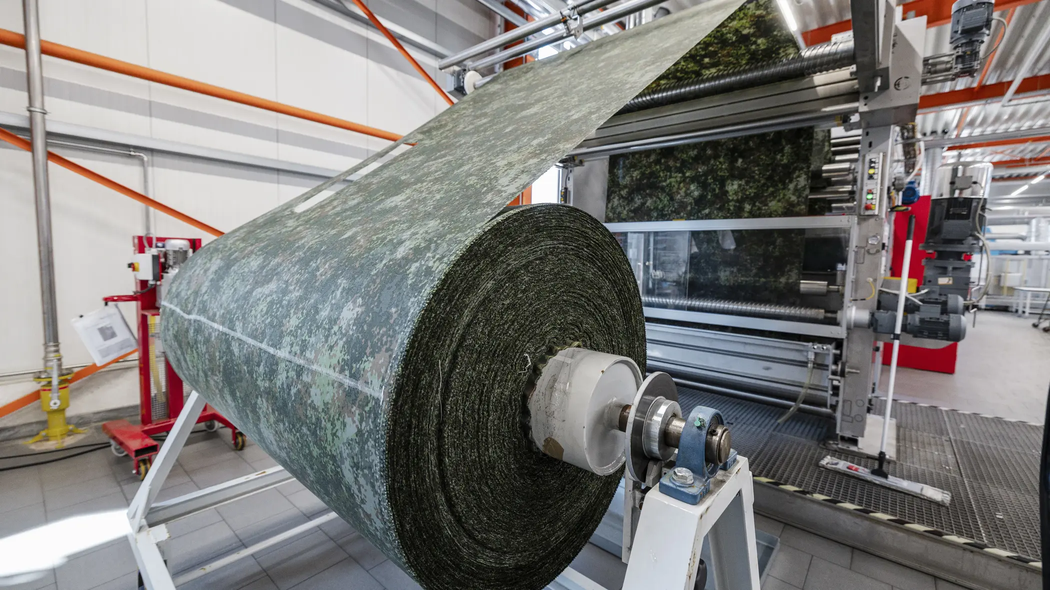 Rol militaire stof op een machine