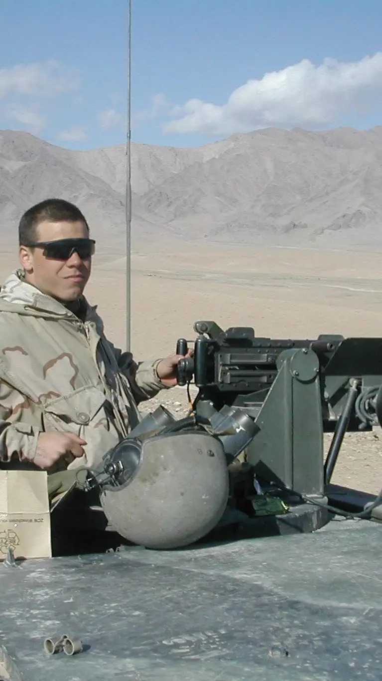 Een Nederlandse militair op een pantservoertuig in Uruzgan, Afghanistan.